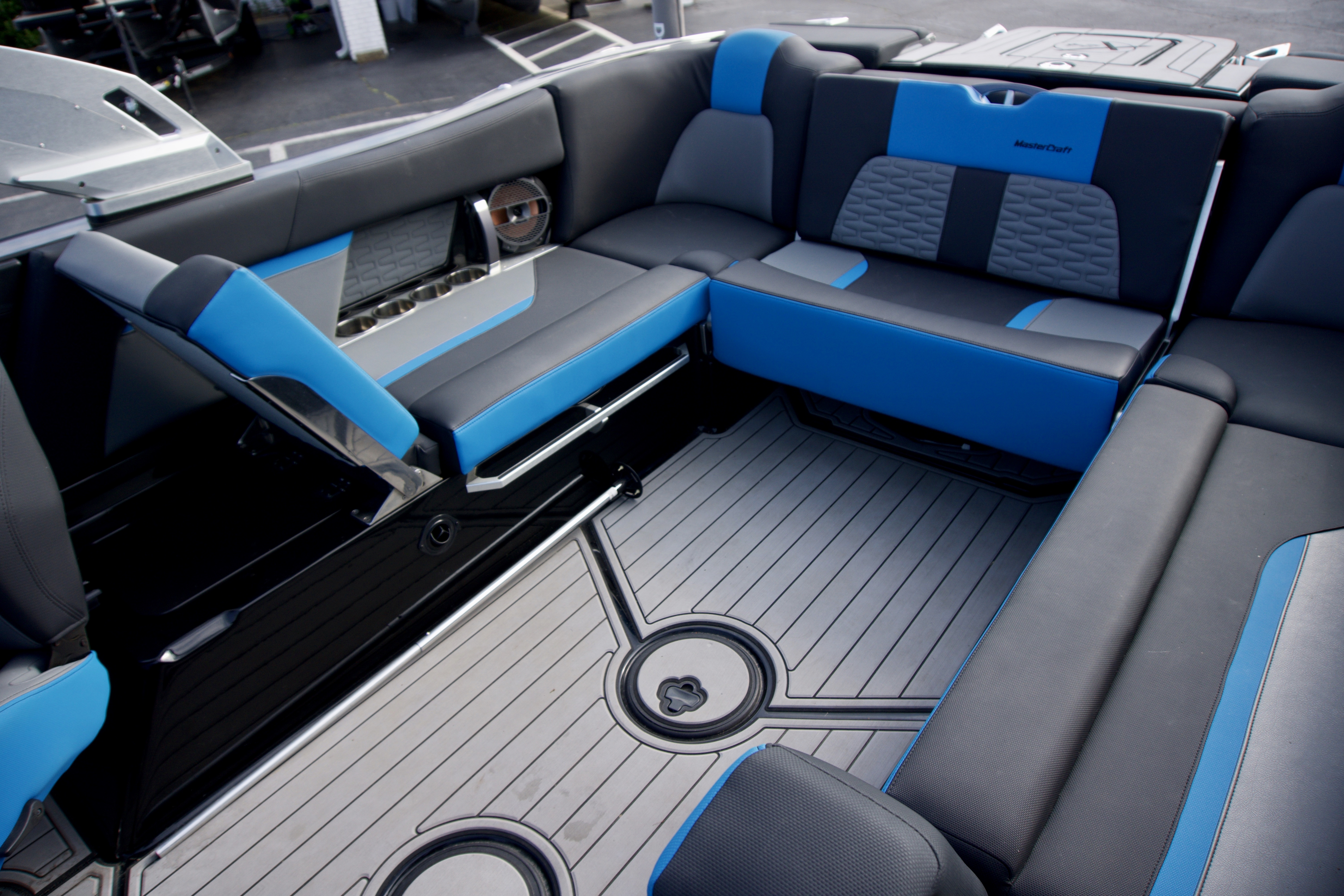 2019 MasterCraft X24 [9] 1M25119A